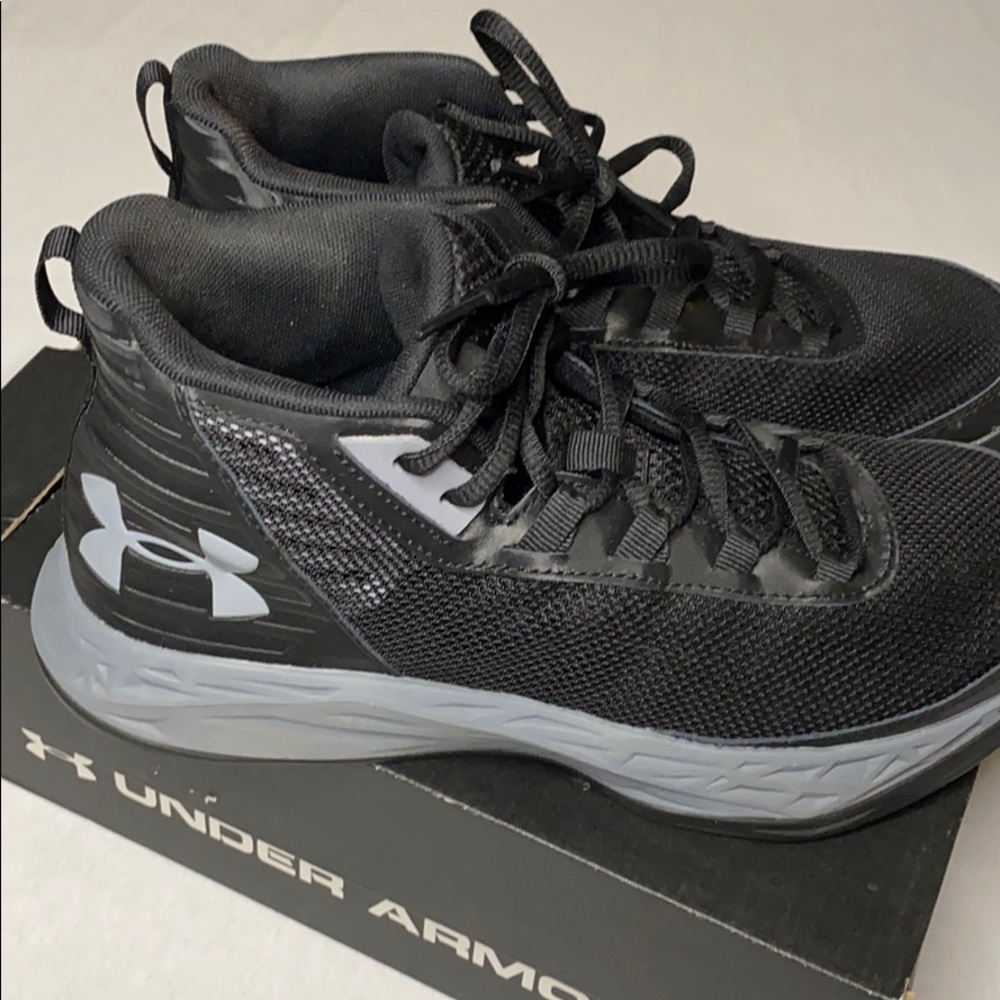 Under Armour Y size 6.5 Shoes